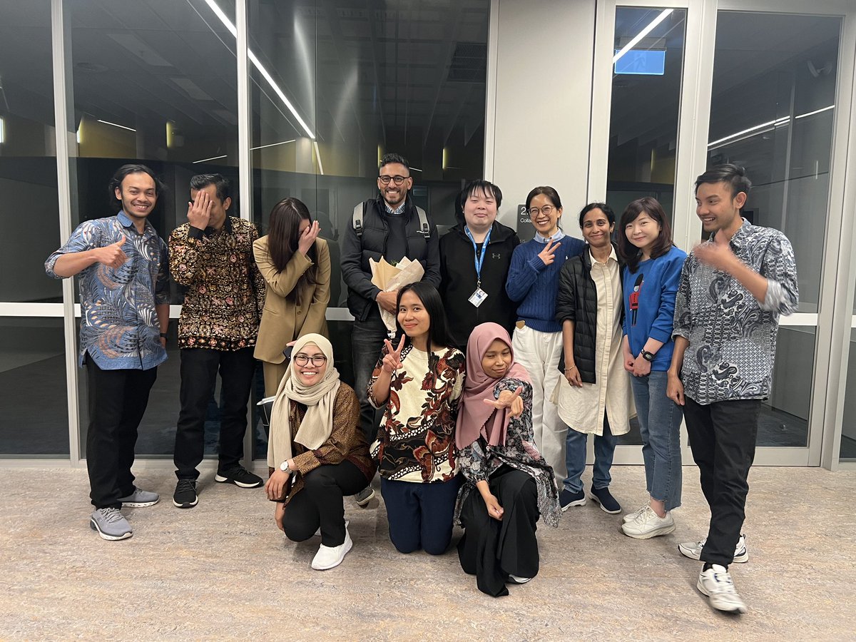 RuiLu05075626's tweet photo. The curtain of the graduate journey and the beginning of the doctoral journey🎊.  So happy to meet such a cool tutor and such a group of kind peers in the last semester!@SteveRoberts_ @LuckyOnePer https://t.co/KcjHUyFhL4