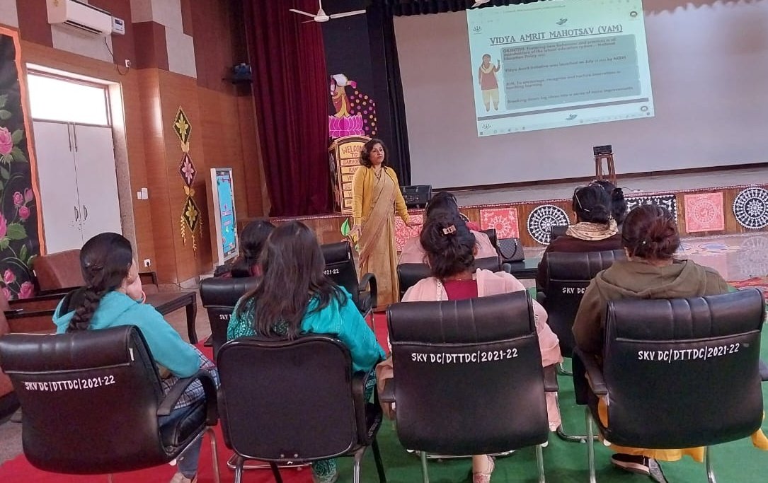 NamitaKalraMT's tweet photo. Orienting fellow teachers on Micro Improvement Approach enabled by DIKSHA at SKV District Centre Vikas Puri #VAMInnovativePedagogy 
Recognising teachers and school leaders for their innovative pedagogical practices. 
@PbpandeyB
@sakshi_yadav04
@skvDCVP
@VamDelhi 
@SCERT2021 https://t.co/5ww74XZRj9