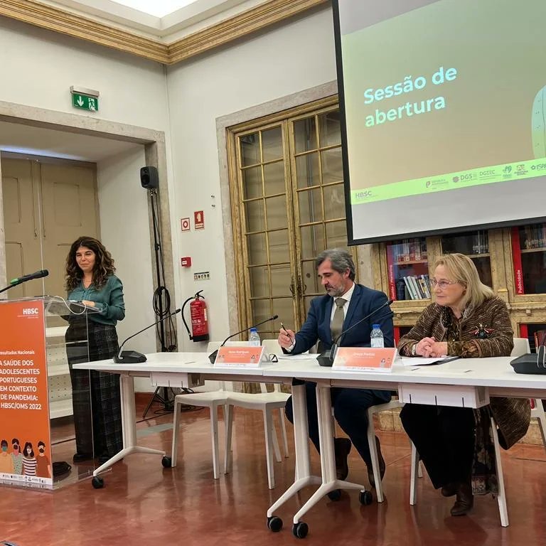 Educacao_PT's tweet photo. Apresentação dos resultados do Estudo colaborativo, da Organização Mundial de Saúde “Health Behaviour School Aged Children” (HBSC/OMS 2022), com as presenças do Diretor-Geral da #DGEEC, Nuno Rodrigues, e o Diretor de Serviços de Desenvolvimento Curricular da (#DGE), Hélder Pais. https://t.co/1bB8WdW8Bt