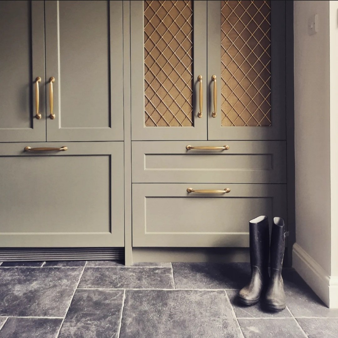 Frozen winter walks in wellies culminate with warm & welcoming treats from the kitchen, no doubt.

Beautiful brass grille work from @armacmartin contrasts perfectly with our bespoke fine cabinetry & those muddy wellies!

Would you like highlight metals in your bespoke kitchen?