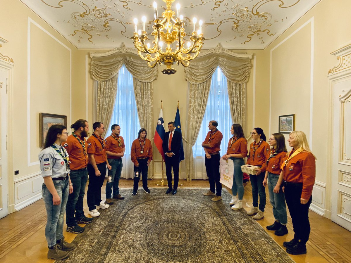 Predsednik Republike Slovenije Borut Pahor je v Predsedniški palači pravkar sprejel Luč miru iz Betlehema. Od nastopa mandata predsednik Pahor vsako leto decembra tradicionalno sprejme predstavnike Združenja slovenskih katoliških skavtinj &amp;skavtov, ki mu prinesejo ta simbol miru.