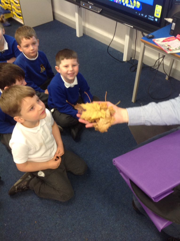 MrNeilsonAPS's tweet photo. @ArdenPrimary we had a fantastic time immersing ourselves into our new literacy topic. Look at the clues! Who could they belong to? #ReadtoWrite https://t.co/ntQimL2cAu