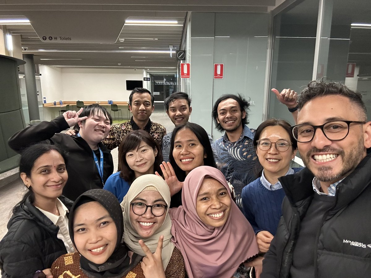 SteveRoberts_'s tweet photo. Last class for team #EDF5614 - now into the final touches for this projects. 

Absolutely lovely group students 🙌🏾❤️
End my first year in my new faculty 🥹🙃
It’s been really nice teaching with @MonashEducation colleagues. @scottbulfin @FleurDiamond @DrMeganAdams Ed Creely https://t.co/5hnGlGQB6s