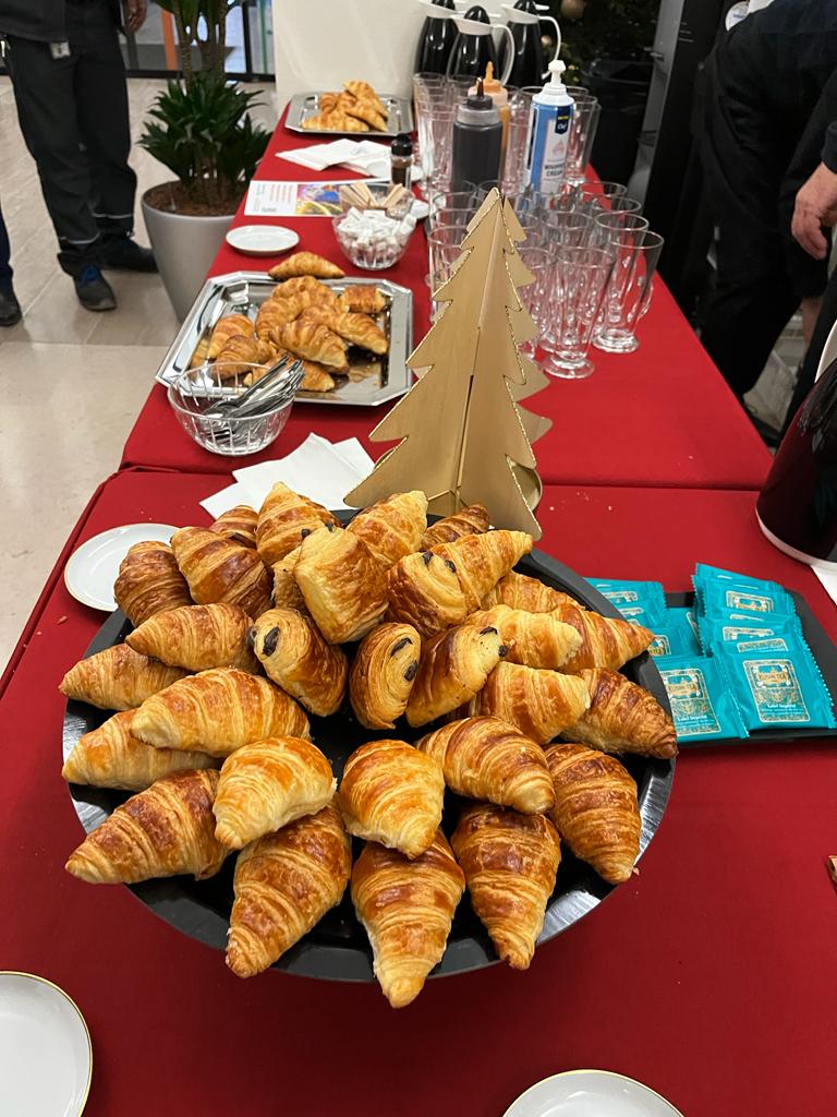 CecDusol's tweet photo. All we need for Christmas is chocolate &amp; cream. #petitdejfestif #ProudtobeOrange #ExperienceSalariés #welcome@ParisArchivesSite 🎅 https://t.co/mbIXVt6mK6