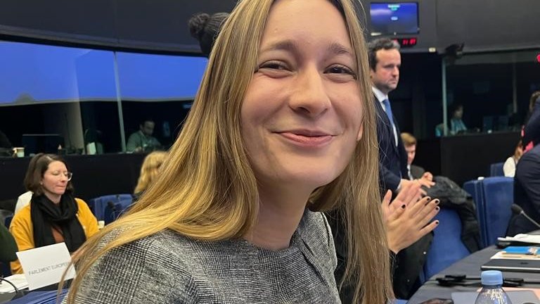 Kira_MPH's tweet photo. VI HAR LANDET EN AFTALE OM LØNÅBENHED!😍
I dag slår vi i EU endelig fast, at vi tager ligestilling alvorligt. Det sikrer dagens aftale med EU-landene om #lønåbenhed.
Hvad indeholder den? Læs med👇🏼
1/5 #eudk #dkpol #PayTransparency https://t.co/dThzf6XjAY
