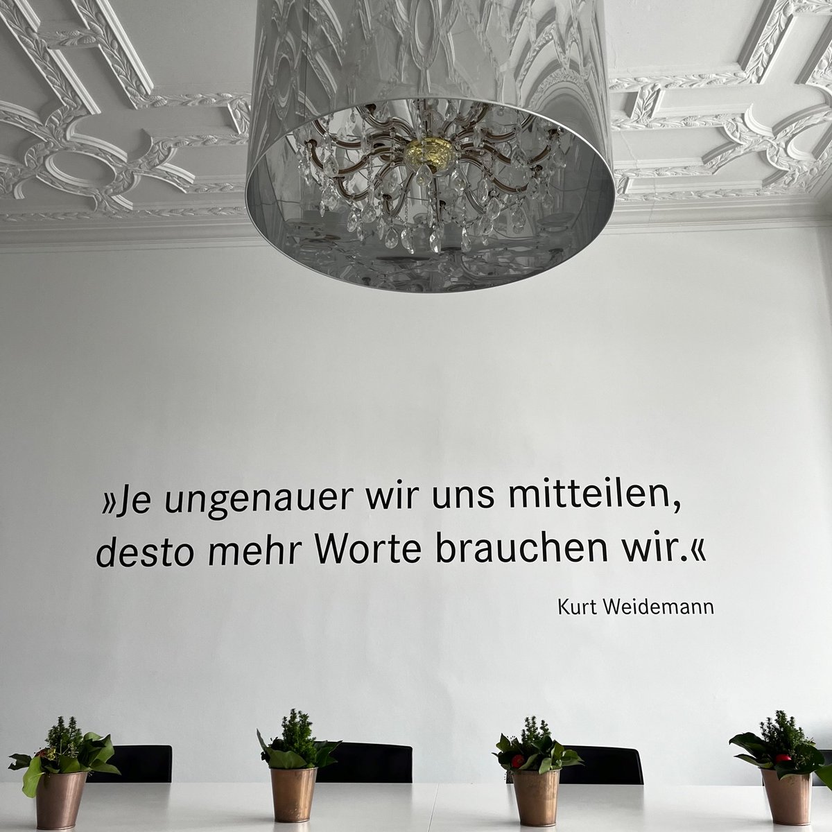 Heute wäre der Stuttgarter Grafikdesigner Kurt Weidemann 100 Jahre alt geworden. Die letzte einer seiner wenigen Ausstellungen hatte er bei Sympra. Seine Worte sind bis heute Leitspruch für uns.

#100JahreKurtWeidemann #KurtWeidemann #kurt100 #PRAgency #PublicRelations #Design