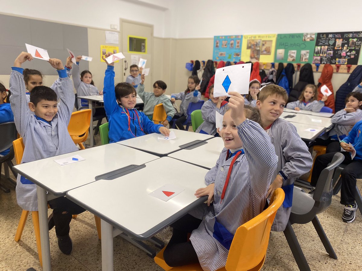 Escola_EMDN's tweet photo. A l’aula viva Emdn Reporters, els nens i nenes de #3rprimària han estat parlant de les “Fake News” i s’han posat a prova fent un kahoot per tal d’esbrinar si les notícies eren “fake” o “real”. Que bé s’ho han passat! #escolaemdn #escolapetitagransomriure https://t.co/pGi84vmG9I