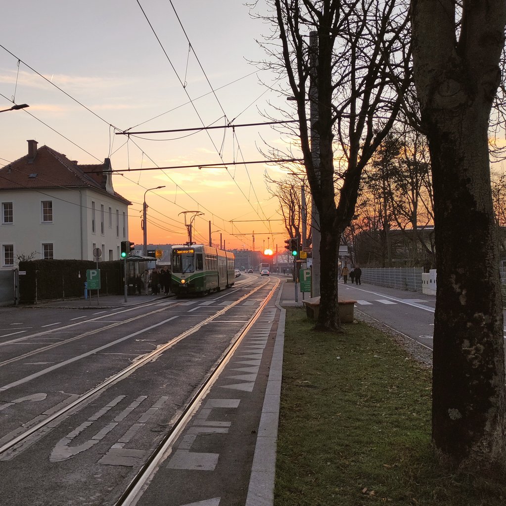SeverinKann's tweet photo. Da kummt die Sun. #Graz https://t.co/bskWhdsJJk