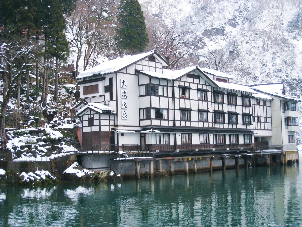 From the Shogawa Pleasure Boat, you can enjoy seasonal views of both banks of the Shogawa River, and in the winter months, a beautiful winter wonderland! 🤍