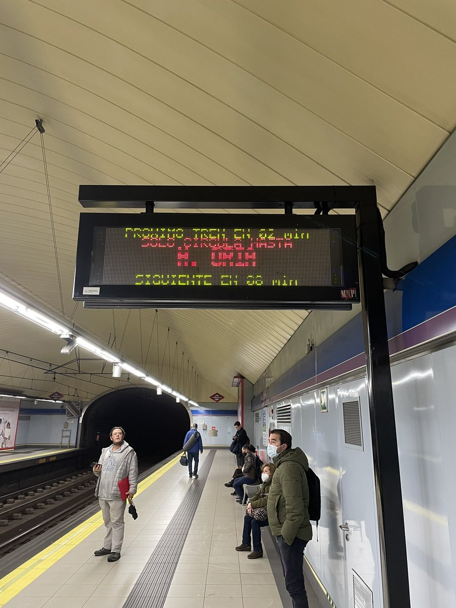 felidan26's tweet photo. @metro_madrid esto que está pasando todos los días porque ?? https://t.co/Z3WiAh6lcg