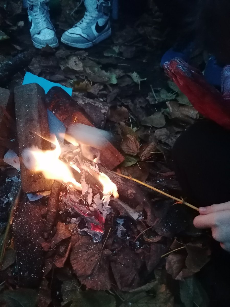 MapleCrossFore1's tweet photo. @MapleCrossJMI  To finish this terms Netball club, we roasted marshmallows on the campfire and drank steaming hot chocolate while singing Christmas song. https://t.co/ucucskW48o