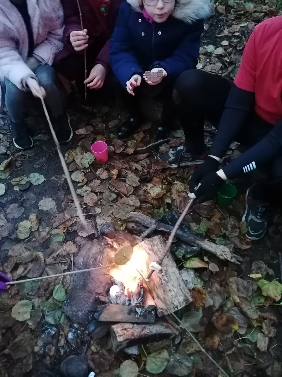 MapleCrossFore1's tweet photo. @MapleCrossJMI  To finish this terms Netball club, we roasted marshmallows on the campfire and drank steaming hot chocolate while singing Christmas song. https://t.co/ucucskW48o