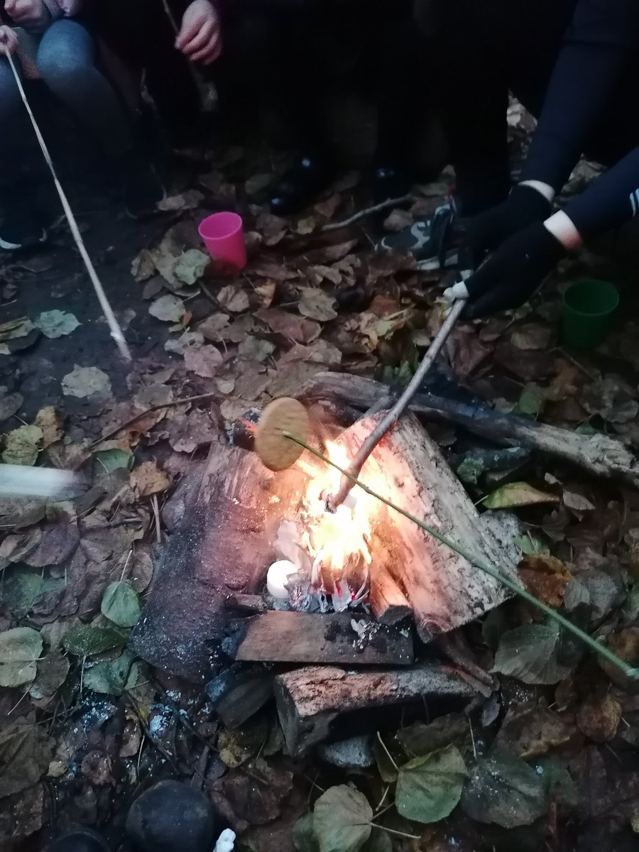 MapleCrossFore1's tweet photo. @MapleCrossJMI  To finish this terms Netball club, we roasted marshmallows on the campfire and drank steaming hot chocolate while singing Christmas song. https://t.co/ucucskW48o