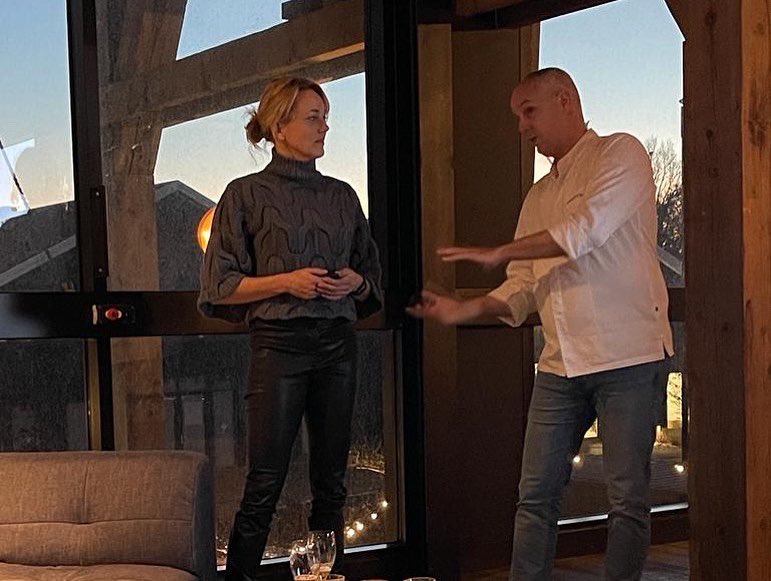 Gisteren op twee locaties in het mooie friesland mogen spreken. Topsport en ondernemerschap. Wat kunnen we leren van elkaar.
Met als afsluiting samen met bbqen met Chef-kok Rik Jansma.  #businessclub #thialf #delnord #dokkum @peterfransz @tjerkpieterdevries @rik_jansma @culi_fit