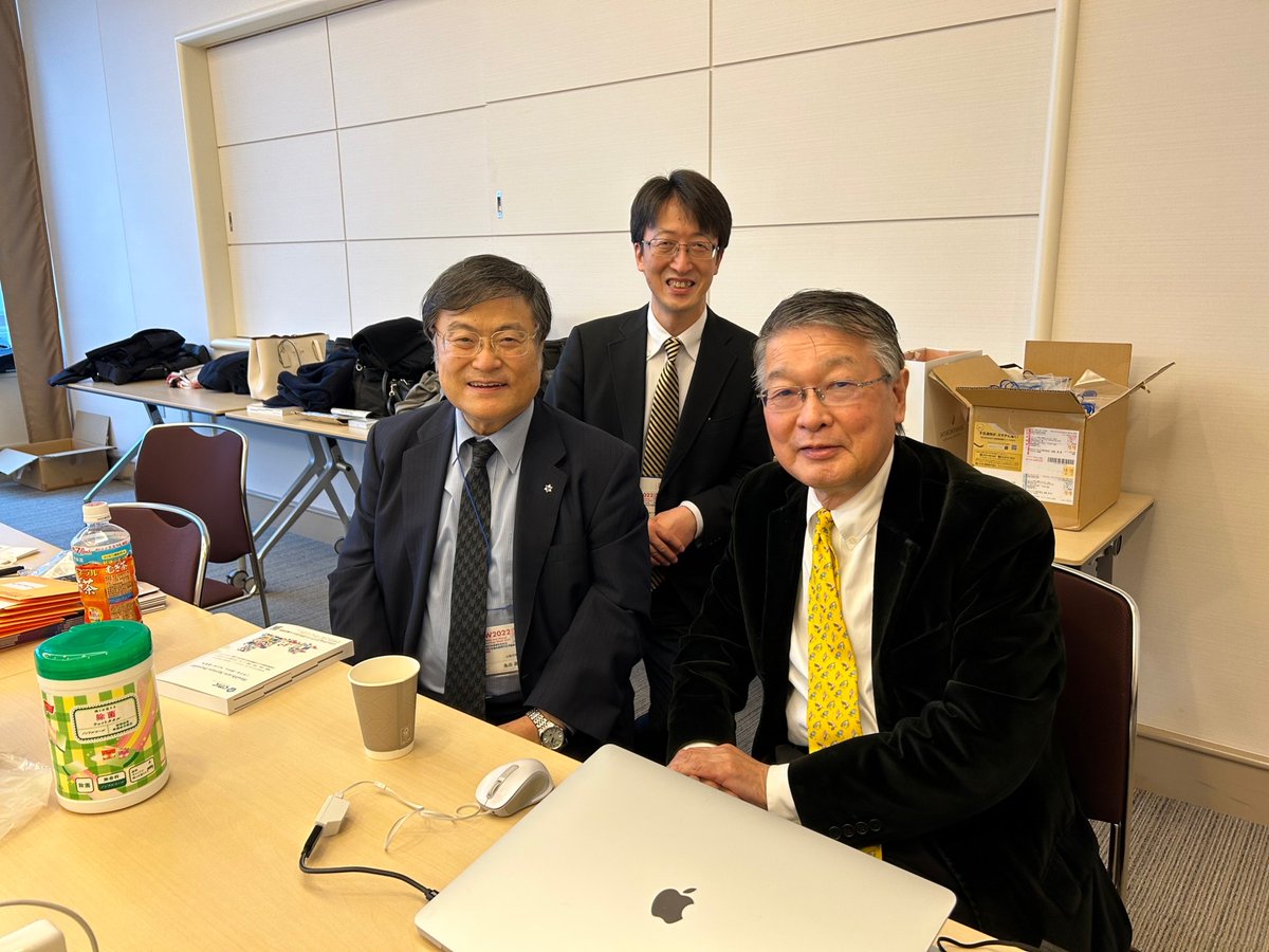 jps98jikkou's tweet photo. 【舞台裏】#JPW2022 大会／第96回日本薬理学会年会 #JPS96 にて基調講演をされた #満屋裕明 先生
12/1の基調講演前に主催校控室に立ち寄られ、NIH以来の盟友 #島田眞路 先生、第96回年会長とスリーショット！、教室スタッフとも記念撮影
講演終了後颯爽と愛車ポルシェで会場を後にされました！ https://t.co/TqDQK1XIwH