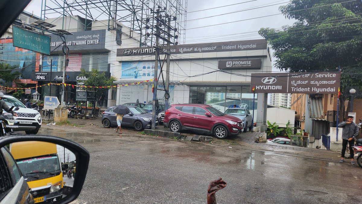 BangaloreRepair's tweet photo. The plight never ends!
How much bribe are @HyundaiIndia paying to @blrcitytraffic 
#SaveBLR https://t.co/qF8qwoNxUs