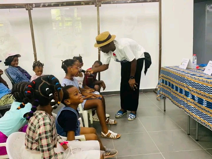 ActuEvent2Fifi's tweet photo. #Outside📌

Dédicace du livre "LE PETIT GARÇON QUI PLEURAIT TOUT LE TEMPS" de @ArmelleTouko 

Dans cette oeuvre, elle met en avant le côté humain de l'homme sachant que dans la culture bantou, les hommes sont des "guerriers" et donc, n'ont pas le droit de pleurer.

1/3 https://t.co/aO5urUqU9L