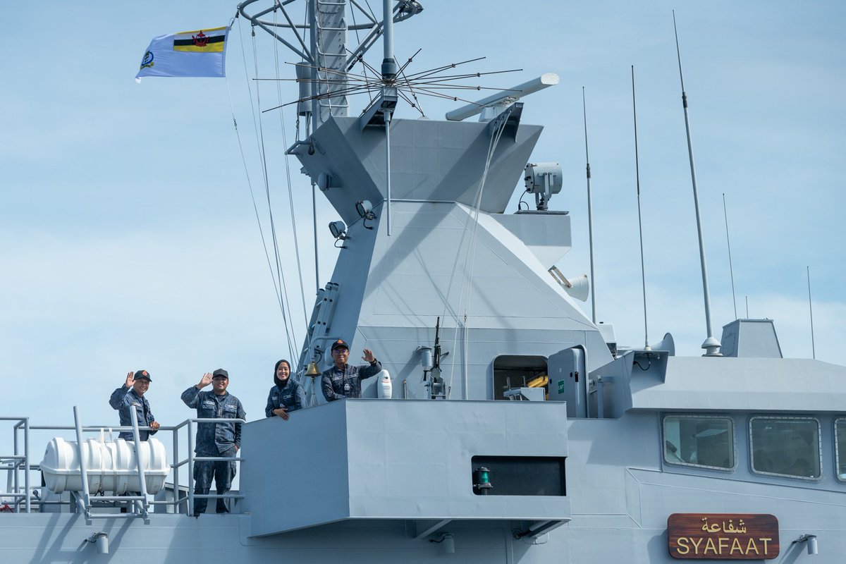 Off the coast of Brunei, we were met by Royal Brunei Naval Vessel, KDP Syafaat. The perfect opportunity to prove interoperability and practice our comms and close quarters manoeuvring with another one of our regional allies. 🇬🇧⚓️🇧🇳 #GlobalBritain #RoyalBruneiNavy #TeamWork