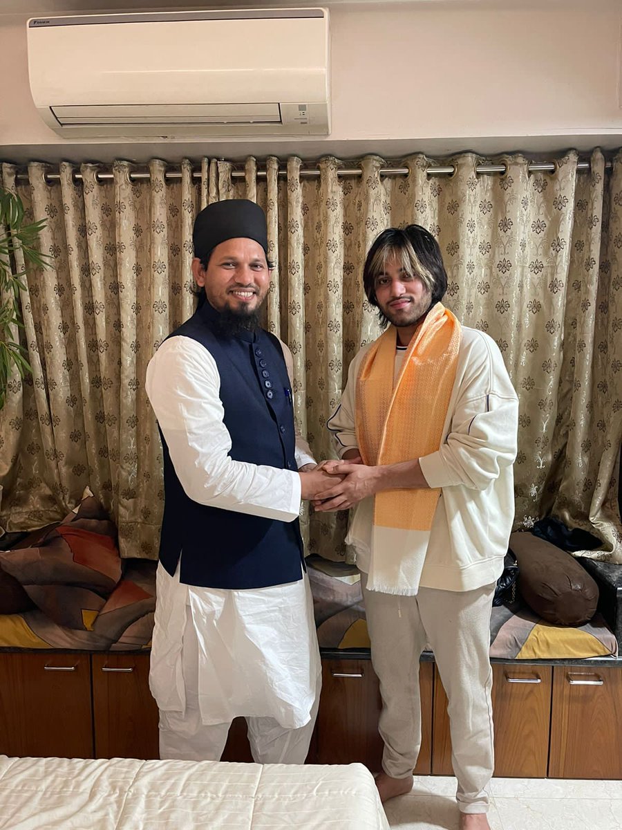AllUlama's tweet photo. Qari Qamar Alam , National General Secretary of the @AllUlama , wore a shawl and received praises from famous youtuber Sameer Mark Sameer mark #sameermark #Youtube #instagram #Allindiamilliulamaboard #QariQamarAlam #mumbai https://t.co/Rf1NcYWHWG