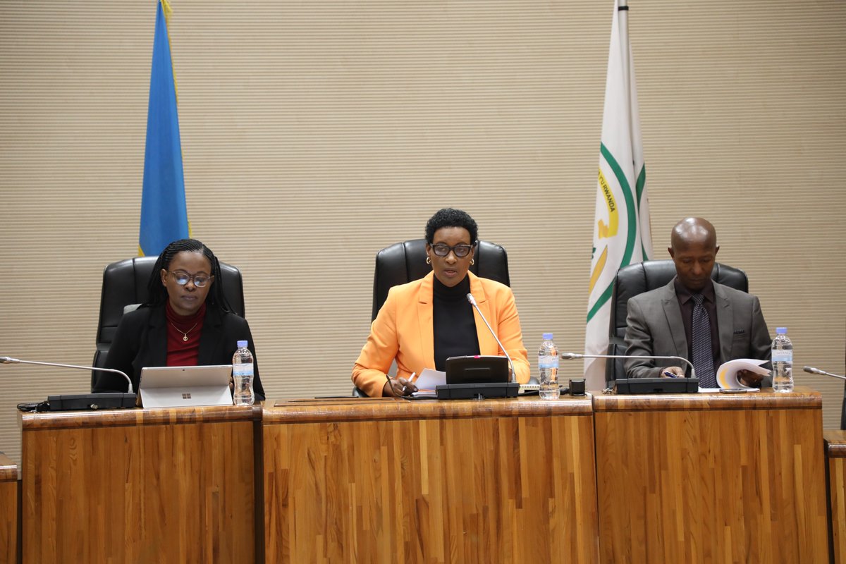 RwandaParliamnt's tweet photo. Hon. @hirwwa, Perezida wa Komisiyo y'Ubumwe bw'Abanyarwanda, Uburenganzira bwa Muntu no Kurwanya Jenoside ari kugeza ku Nteko Rusange raporo y'isesenguye ishyirwa mu bikorwa ry’itegeko ryerekeye gukumira, kurwanya no guhana icuruzwa ry’abantu no gushakira inyungu mu bandi. https://t.co/79IX13ajDB