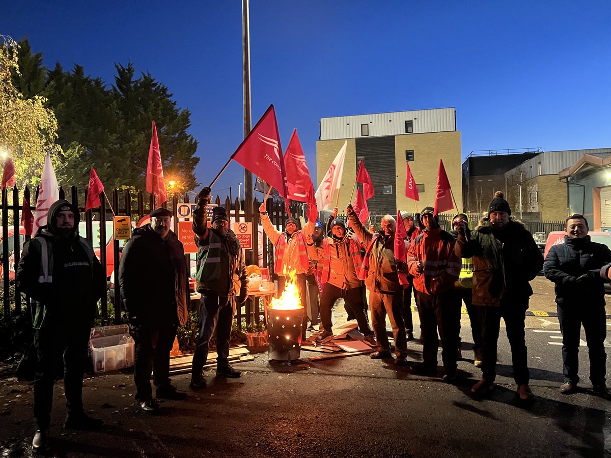 Picket line of ⁦<a href="/CWUnews/">CWU</a>⁩ at Winchester Delivery office on day 14 of the strikes. 

There’s two more walkouts before Christmas. 

⁦<a href="/BBCRadioSolent/">BBC Radio Solent</a>⁩