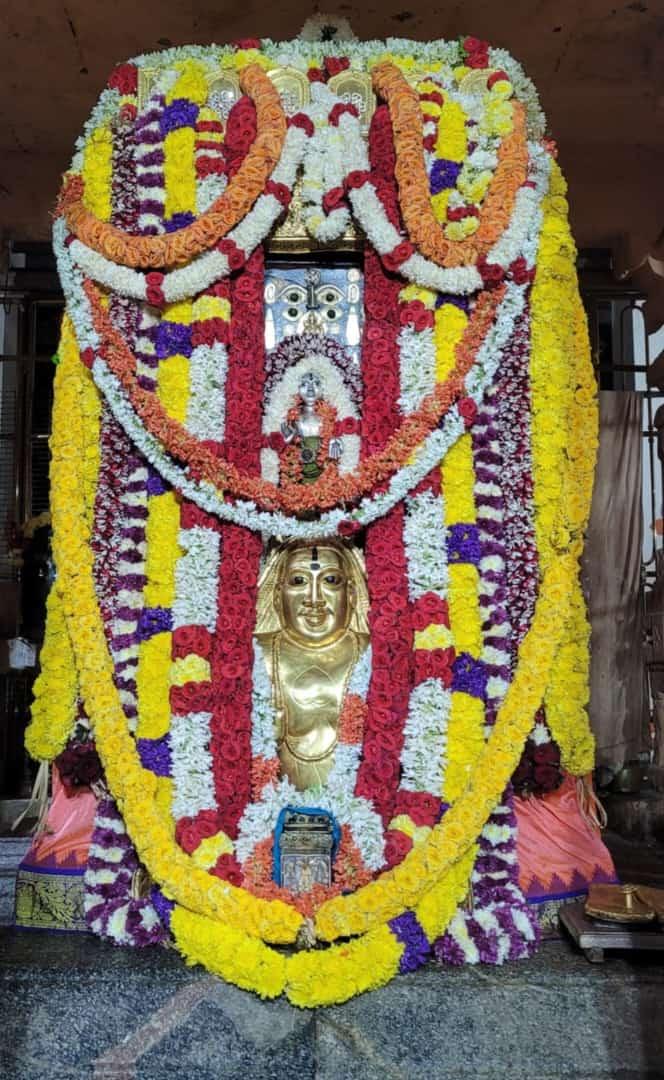 Jaggesh2's tweet photo. ಇಂದಿನ ರಾಯರ ಬೃಂದಾವನದ ಅಲಂಕಾರ ದರ್ಶನ🙏 https://t.co/5PZbpWMYWa
