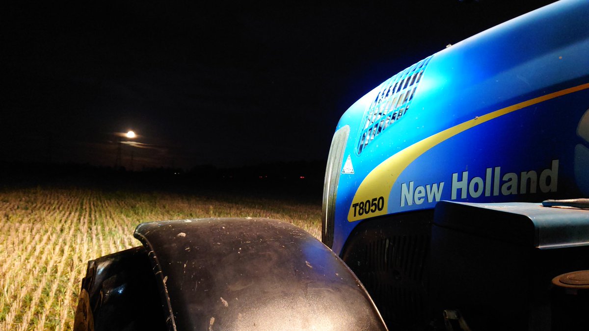 Farming_Daft's tweet photo. Well what else would you do on a Friday night....Nice to try alternative methods to reaching for the can, even if it can reduce rates it's worth trying. #lessismore #darkarts #cloudfarming @NewHollandAG https://t.co/UXu4N9Gfmv