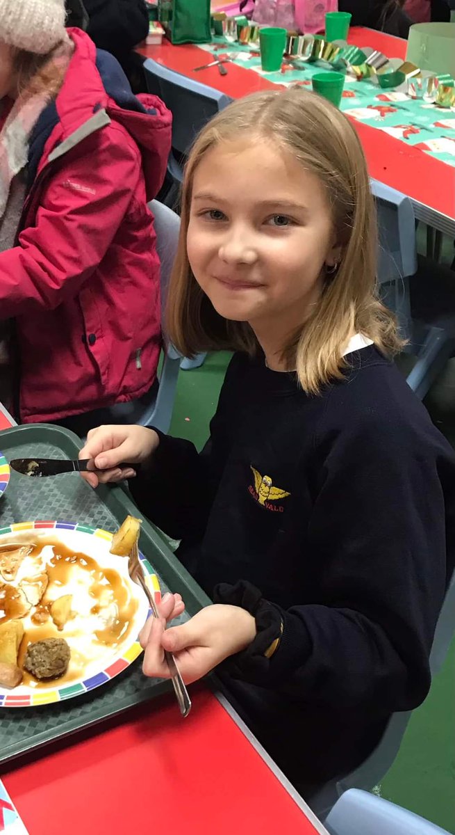 What a delicious Christmas dinner! Thank you to our amazing kitchen team ⭐️ The sausages were the best!! Thank you to our fabulous team for decorating and serving the children. It was lovely to see the teachers enjoying the Christmas dinner with their classes 🎅🏻