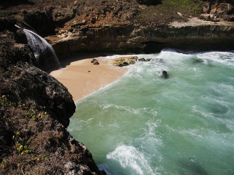 EastJavaTourism's tweet image. #BanyuTiboBeach in #Pacitan has the most unique wonderful identity you will ever seen. With beautiful waterfall on one side of the beach which will give you a nice picturesque view for your camera