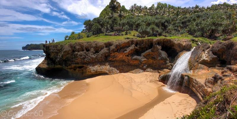 EastJavaTourism's tweet image. #BanyuTiboBeach in #Pacitan has the most unique wonderful identity you will ever seen. With beautiful waterfall on one side of the beach which will give you a nice picturesque view for your camera