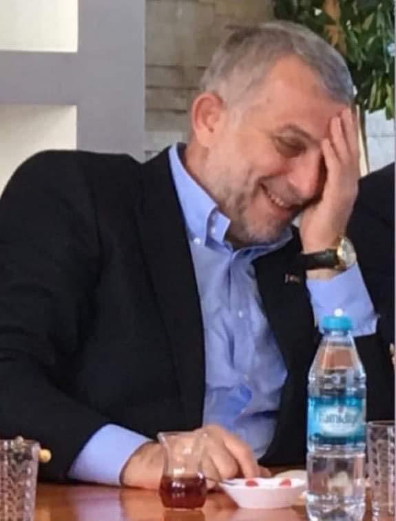 Dün akşam saatlerinden bu yana gerçeklikle alakası olmayan, buram buram düzmecelik kokan bir tiyatro izliyoruz.

Üretilmek istenen, 
bir sahte kahraman kurgusu. 
Planlı, tamamen mekanik, kurulu...
