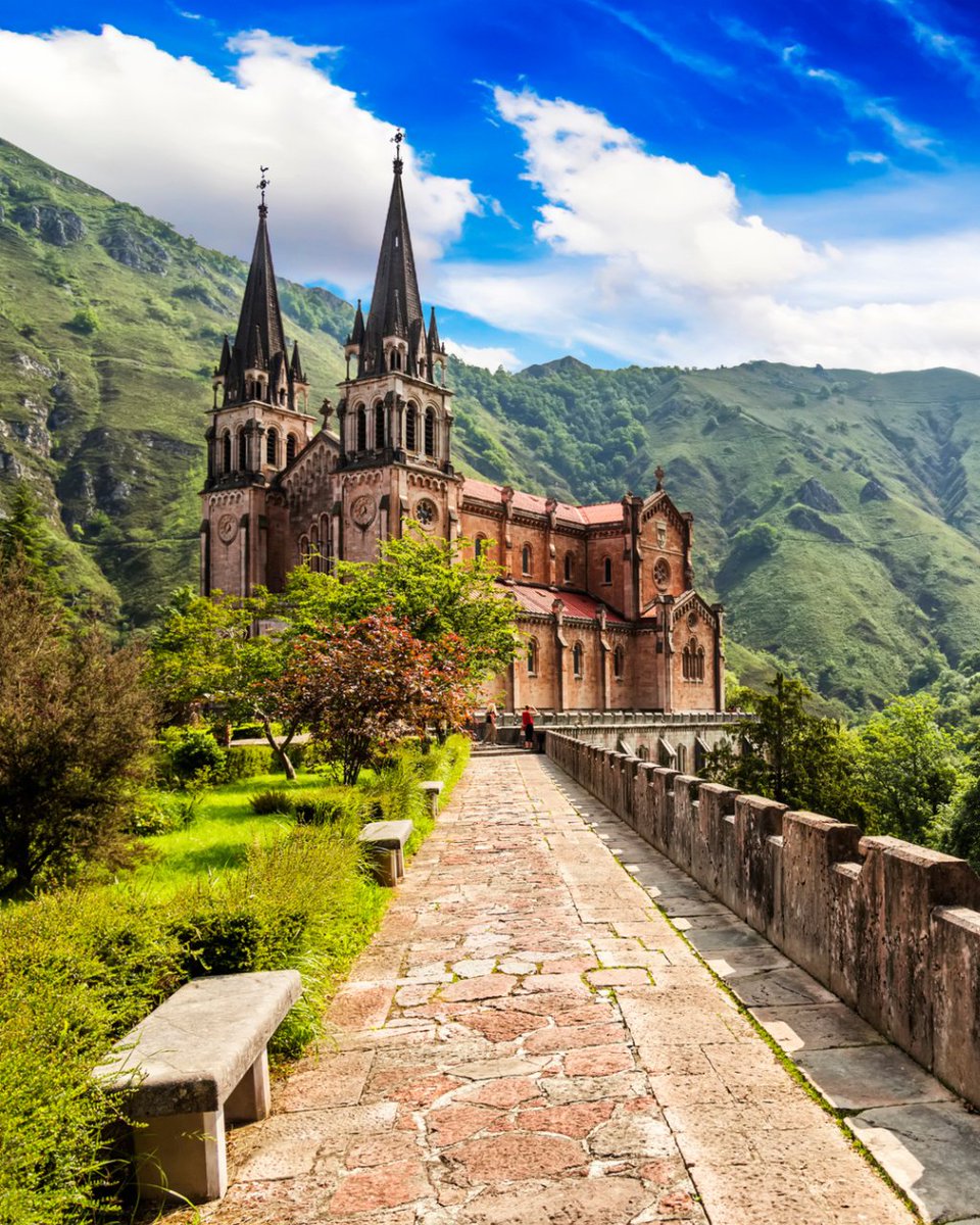 viajar's tweet photo. Hoy nos despertamos desde una de las zonas más bellas de todo Asturias. Estamos entre El Santuario de Covadonga y sus bellos Lagos de Covadoga, unas lagunas formadas por los lagos Enol, La Ercina y el Bricial. 💙 https://t.co/JoETCO1qyQ