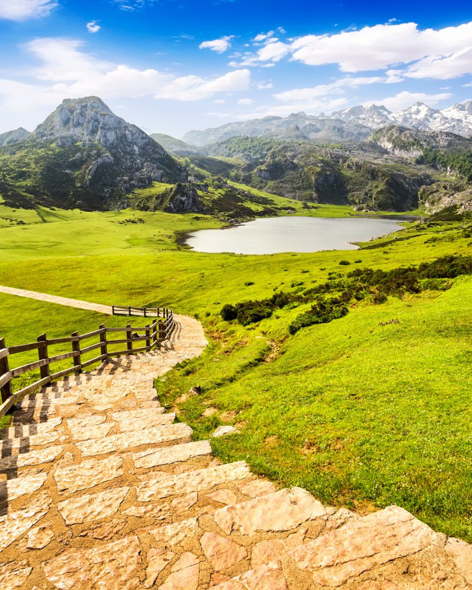 viajar's tweet photo. Hoy nos despertamos desde una de las zonas más bellas de todo Asturias. Estamos entre El Santuario de Covadonga y sus bellos Lagos de Covadoga, unas lagunas formadas por los lagos Enol, La Ercina y el Bricial. 💙 https://t.co/JoETCO1qyQ