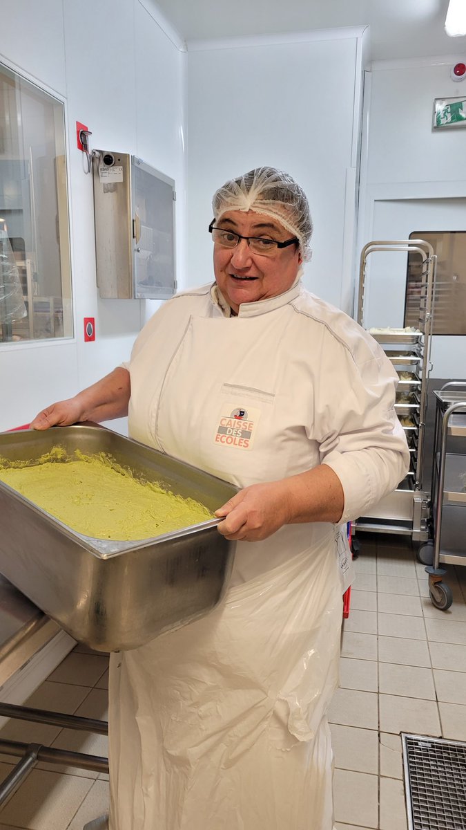 cde15_75015's tweet photo. ☃️🧑🎄Tôt ce matin, nos équipes s'activent en cuisine dans les écoles de #paris15 pour la préparation du repas de Noël de ce midi ! En photo, Béatrice, cheffe de cuisine de Saïda, présente son guacamole "fait maison". #repasdenoel #cantine #restaurationscolaire #cde15 https://t.co/j6701zetUu