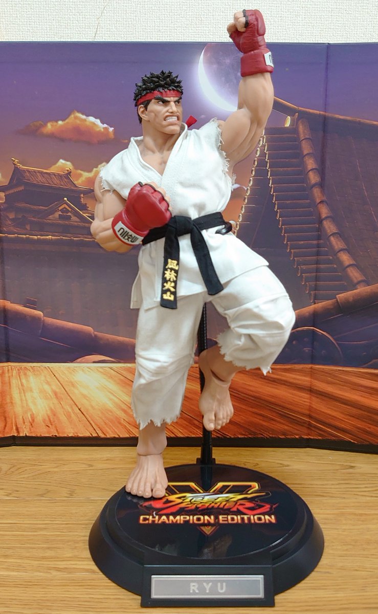 アイコニックスタジオ ストリートファイターV リュウ

昔別のメーカーからも発表されたけど結局発売されなかったので、ずっと待ってた1/6スケールフィギュアのリュウ。
素体はTBリーグのシリコンボディで、結構動くけどポーズ付けたまま飾るのは怖い。