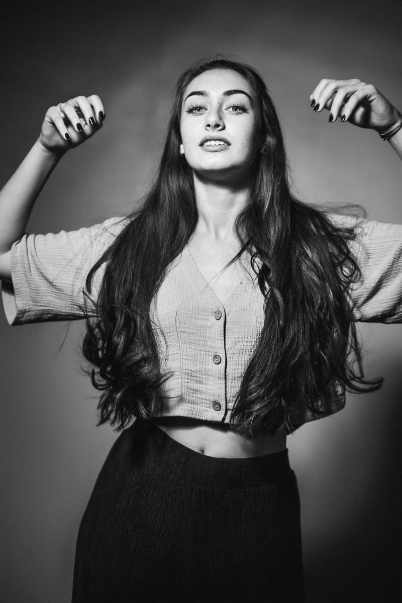 Nuestra presentadora es una oscense más que conocida en Bujaraloz, para el próximo censo habrá empadronar la en Bujaraloz 🤣🤣.
Ella es @Laura Torrijos-Bescós  y en Bujaraloz tendremos el lujo de tenerla en la gala más musical como presentadora. MUCHAS GRACIAS Laura