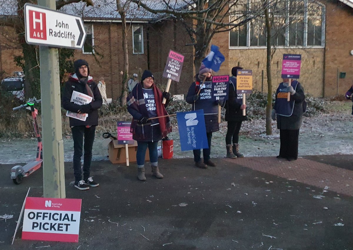 MartinEastaugh's tweet photo. Picket line just formed outside the John Radcliffe Hospital in Oxford. A lot of support from passing motorists https://t.co/rk8c59ls9c