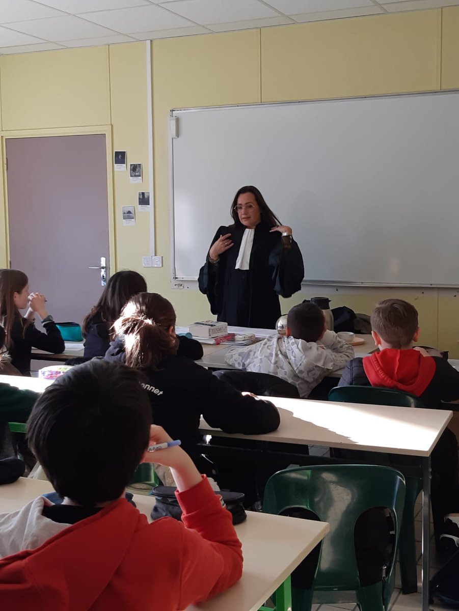 neo_perdir's tweet photo. Découverte des métiers pour tous les 5° du collège Jean Monnet, des professionnels viennent à la rencontre des élèves sans dévoiler leur métier en apportant un objet représentant leur profession. Les élèves ont une 1h pour découvrir le métier ! #acreims #epernay https://t.co/kI7E6SJ3Sr