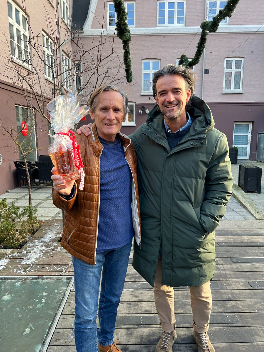 Vejle_B's tweet image. VB's bedste spiller gennem tiden, Allan Simonsen, fylder i dag den 15. december 70 år. Med sin enestående karriere og VB-blodet bankende i årerne vil han til evig tid have brændt sig ind i alle fodboldhjerter i Nørreskoven. Tillykke, Allan! Mere: bit.ly/3iVcNWA #VejleB