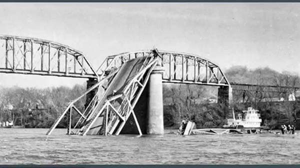 mariobianchi18's tweet photo. Il #15dicembre 1967 crolla nell'ora di punta il #SilverBridge, ponte sospeso sul fiume Ohio costruito nel 1928 tra Point Pleasant (dove pare fosse apparso l'uomo-falena per avvertire dell'incidente) e Kanauga. Colpa del difetto di uno degli eye-bar dei cavi portanti. 46 morti. https://t.co/CRBIiPn6oo