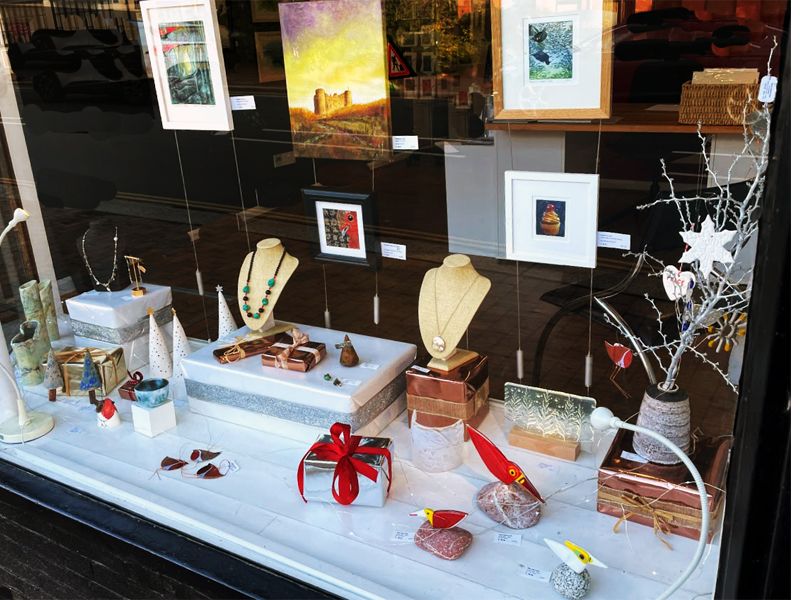 artspringallery's tweet photo. We Are OPEN TODAY
Wed-Sat 10-5 in December
Sundays 11-4 in December
Do call in and look at our affordable paintings - Christmas decorations - glassware - jewellery - prints -ceramics
#tonbridge #highstreet #meettheartist
#ceramics #jewellery #prints #metalware #painting #art https://t.co/HRQ7yZLfBk