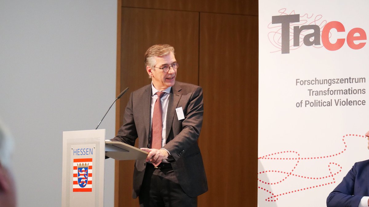 TraCe_Violence's tweet photo. Impressions of #TraCeKickOff on 13.12. in Berlin are now available in English (and German) on our website. Read more about & view pictures from discussions about the Russian-Ukrainian War and #Transformations of Political Violence ➡️ https://t.co/cA4cgyuAMQ https://t.co/ThRLnvDEMY