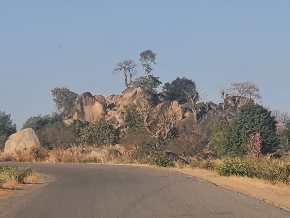 DigaMathieu's tweet image. Le voyage 🚘🚗 et la mission se poursuivent vers la frontière nigériane 🇳🇬 

Les paysages 🏜️ sont splendides mais la vie doit être tellement rude dans les petites cases traditionnelles du Nord Cameroun.

Puisse notre appui leur apporter aussi un petit quelque chose 🙏🏽