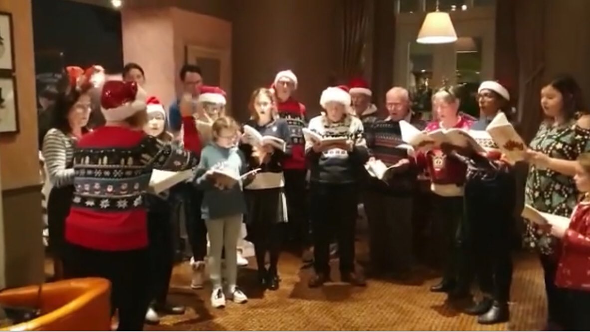 TheVicarAgain's tweet image. Picture of St Matthew’s choir singing at its local -brought back  back lovely memories of when CW’s mum and mine sat on the pub sofa  and sang carols along with the choir:two little old ladies with dementia  singing happily along with their new found friends. #rememberingmum