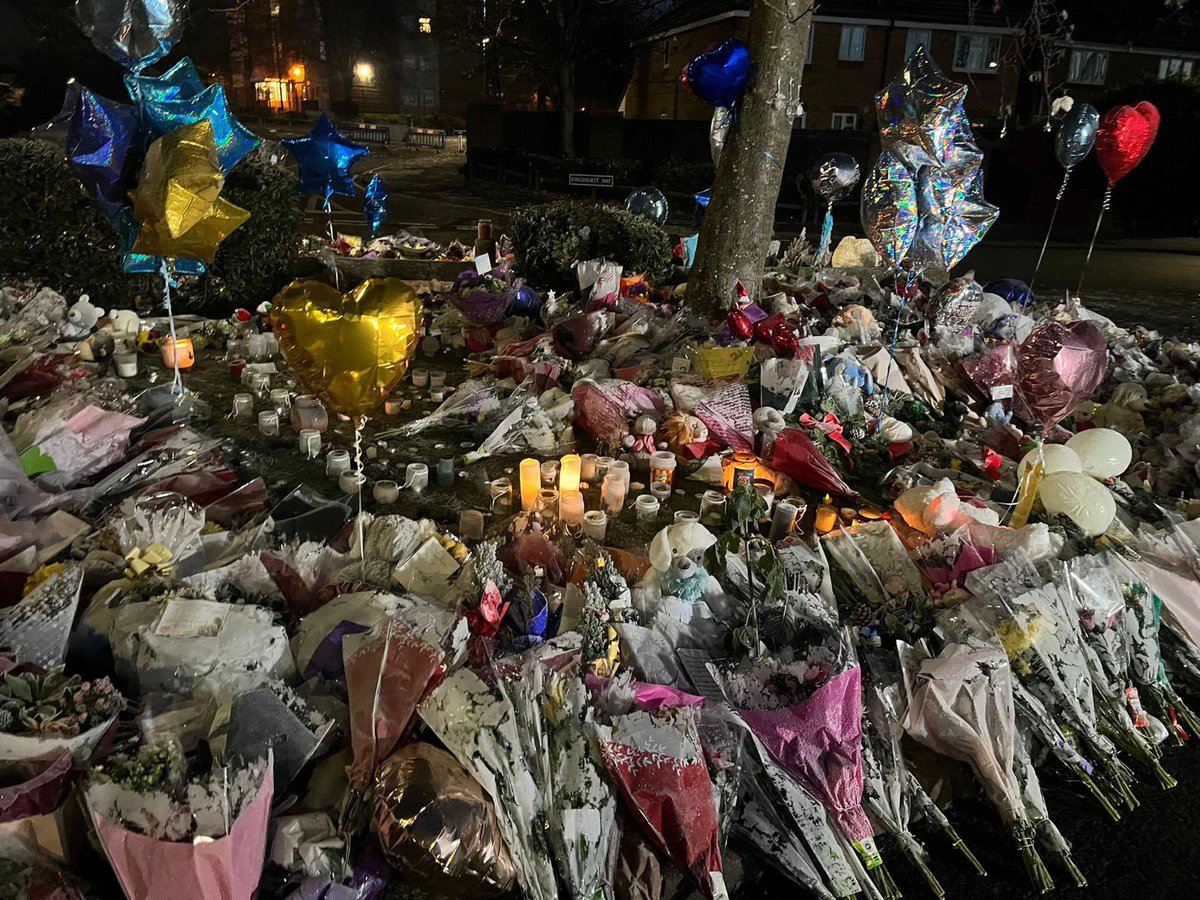HeartMidsNews's tweet photo. More tributes at the scene at Babbs Mill Lake in #Solihull this morning, hours after it was confirmed a fourth boy has died after being pulled from the water on Sunday #HeartNews https://t.co/40S9M5kNvf