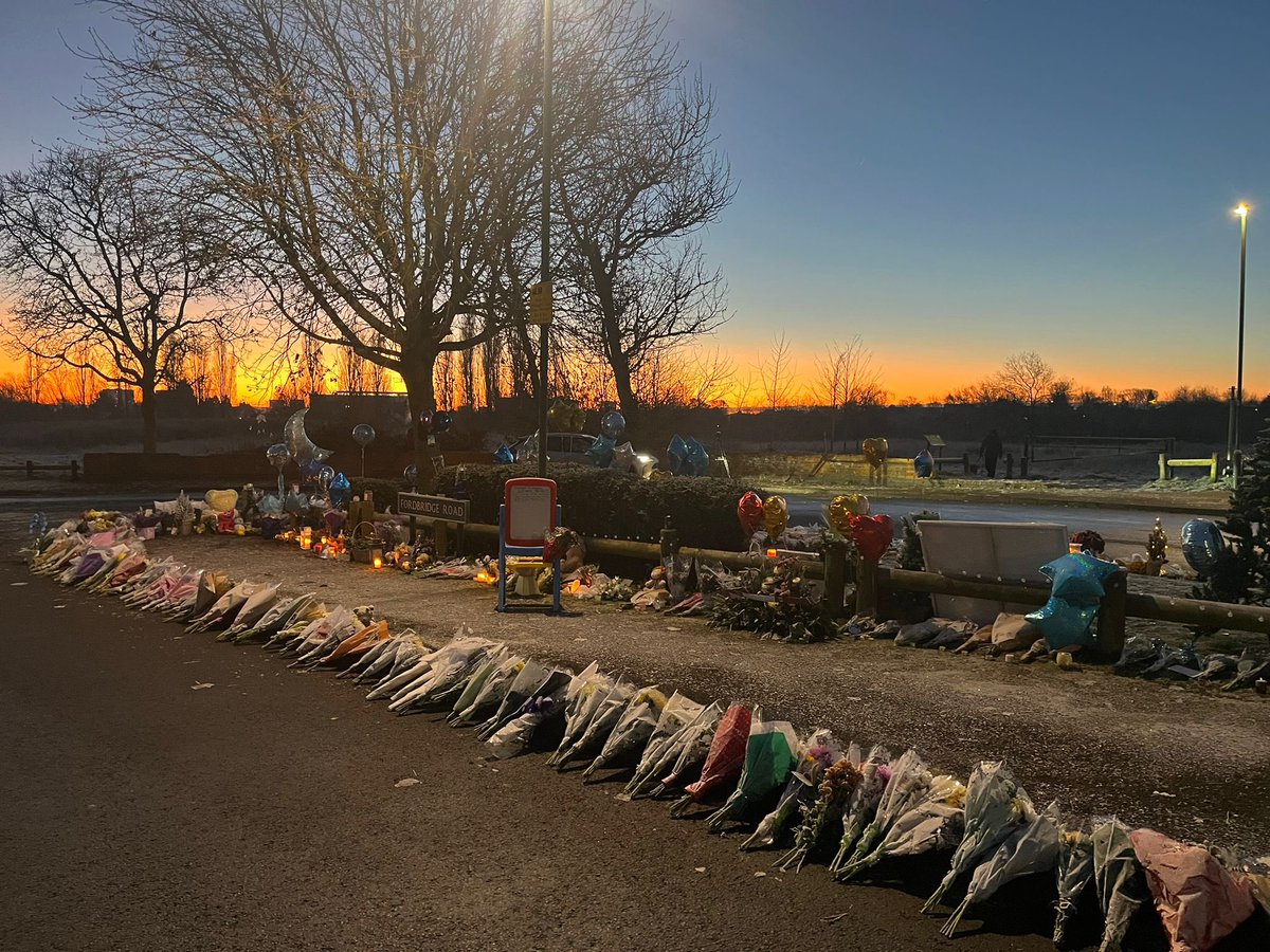 HeartMidsNews's tweet photo. More tributes at the scene at Babbs Mill Lake in #Solihull this morning, hours after it was confirmed a fourth boy has died after being pulled from the water on Sunday #HeartNews https://t.co/40S9M5kNvf