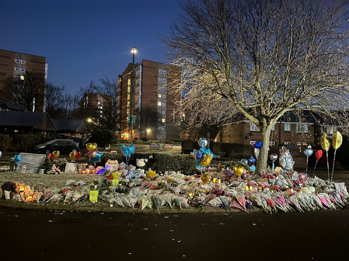 HeartMidsNews's tweet photo. More tributes at the scene at Babbs Mill Lake in #Solihull this morning, hours after it was confirmed a fourth boy has died after being pulled from the water on Sunday #HeartNews https://t.co/40S9M5kNvf