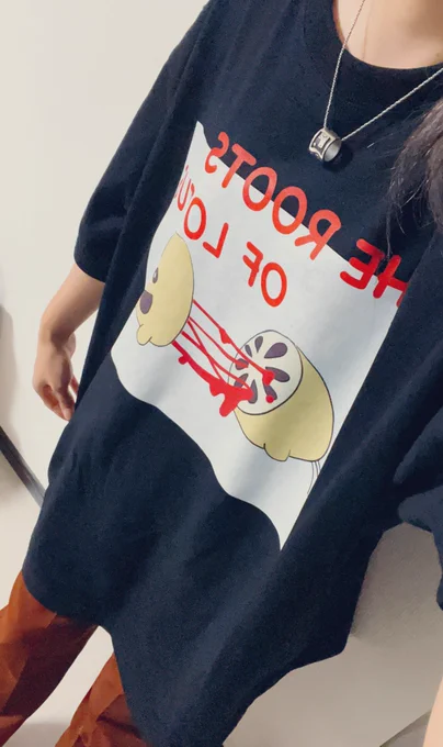配さんのレンコンくんTシャツ届いたオーバーサイズ好きなんでXXLサイズ152㎝(私)が着るとTシャツワンピ位の丈感かなー?印刷思ったよりバーンとデカくて良い 