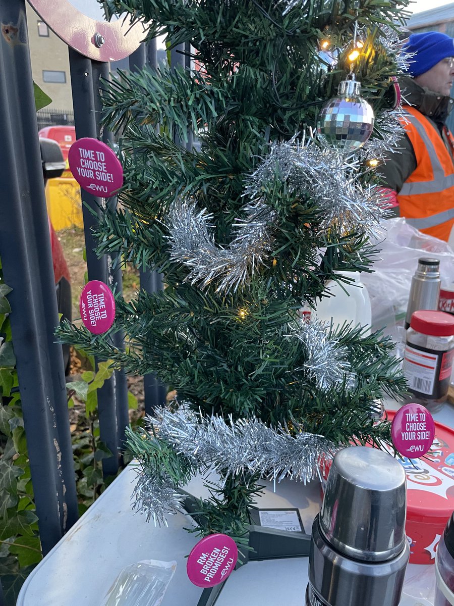 How many picket lines have a Christmas tree? ⁦<a href="/CWUnews/">CWU</a>⁩ #Winchester