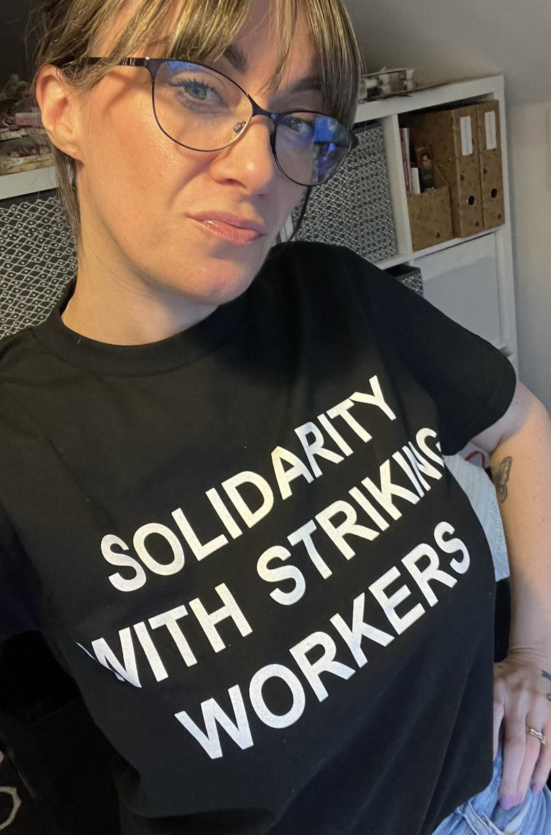Solidarity with my nursing colleagues today. Thank you for taking a stand and protecting patients #Nursingstrike #NHS #Solidarity #SolidarityWithStrikes